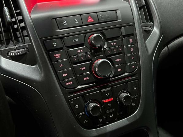 Opel Astra J Рестайлинг с пробегом 2013 года, цена 700 000 рублей, 142000 км, седан, Автокод Объявления