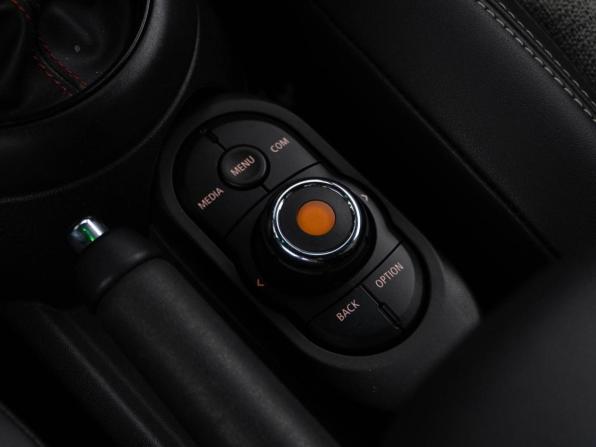 Mini Hatch III (F55/F56) Рестайлинг с пробегом 2020 года, цена 3 297 444 рубля, 74460 км, хэтчбек, Автокод Объявления