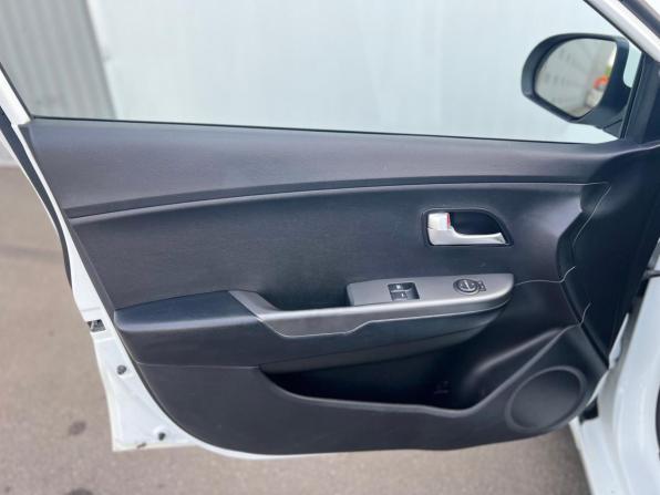 Kia Rio III Рестайлинг с пробегом 2015 года, цена 1 120 000 рублей, 135000 км, хэтчбек, Автокод Объявления