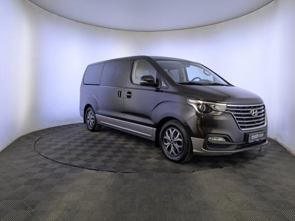 Hyundai H-1 II Рестайлинг 2 с пробегом 2018 года, цена 3 030 000 рублей, 97930 км, минивэн, Автокод Объявления