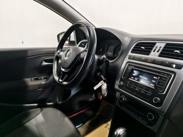 Volkswagen Polo V Рестайлинг с пробегом 2017 года, цена 1 215 000 рублей, 105721 км, седан, Автокод Объявления