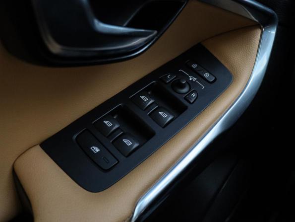 Volvo V40 Cross Country I Рестайлинг с пробегом 2019 года, цена 2 500 000 рублей, 30323 км, хэтчбек, Автокод Объявления