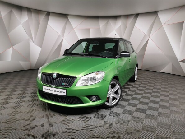 Skoda Fabia зеленая