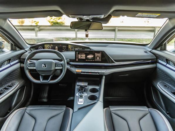Changan UNI-V I с пробегом 2024 года, цена 2 398 000 рублей, 36817 км, лифтбек, Автокод Объявления