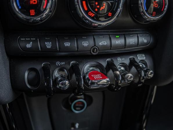 Mini Hatch III (F55/F56) Рестайлинг с пробегом 2019 года, цена 2 730 000 рублей, 136816 км, хэтчбек, Автокод Объявления