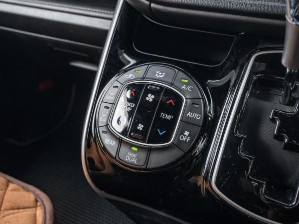 Toyota Esquire I Рестайлинг с пробегом 2019 года, цена 2 899 000 рублей, 74505 км, минивэн, Автокод Объявления