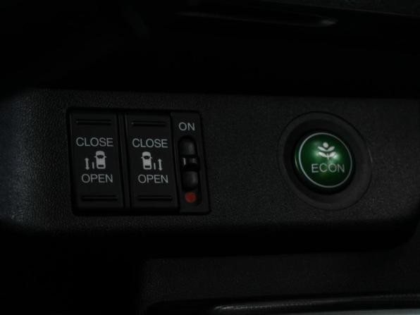 Honda Stepwgn V с пробегом 2017 года, цена 1 779 000 рублей, 172072 км, минивэн, Автокод Объявления