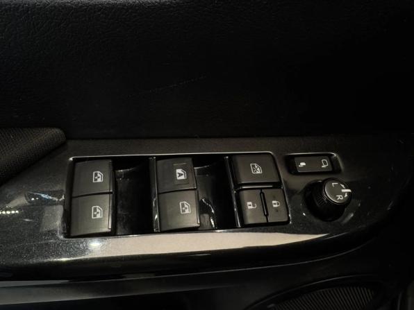 Toyota Hilux VIII с пробегом 2017 года, цена 2 549 000 рублей, 331778 км, offers.body_type.unknown, Автокод Объявления