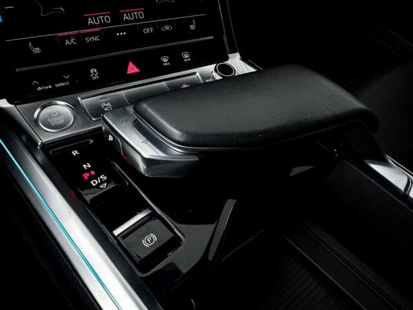 Audi e-tron I с пробегом 2019 года, цена 5 099 990 рублей, 38195 км, внедорожник, Автокод Объявления