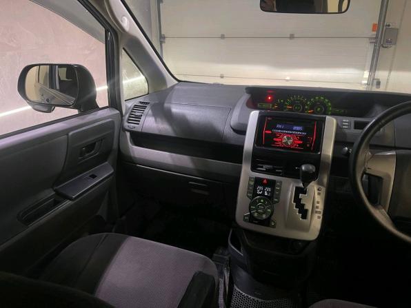 Toyota Voxy II (R70) с пробегом 2009 года, цена 1 050 000 рублей, 292029 км, минивэн, Автокод Объявления