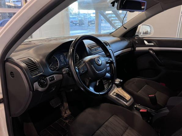 Skoda Octavia II (A5) Рестайлинг с пробегом 2011 года, цена 658 000 рублей, 233478 км, лифтбек, Автокод Объявления