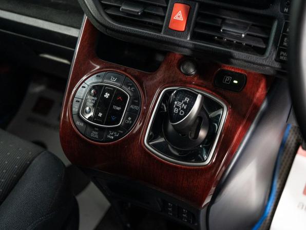 Toyota Noah III (R80) с пробегом 2015 года, цена 1 700 000 рублей, 205710 км, минивэн, Автокод Объявления
