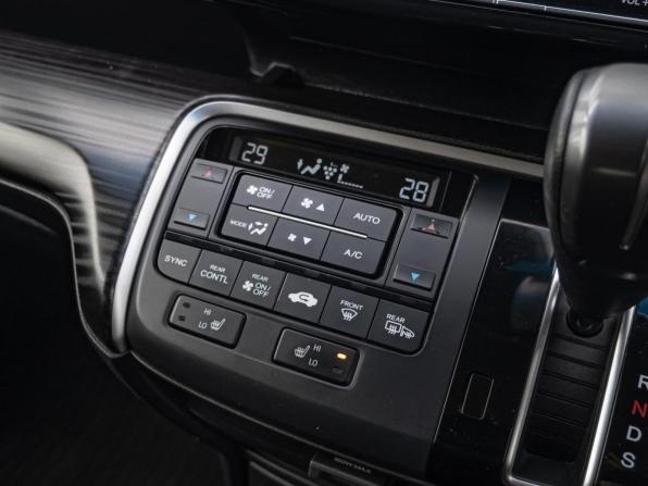 Honda Stepwgn V с пробегом 2017 года, цена 1 990 000 рублей, 111334 км, минивэн, Автокод Объявления