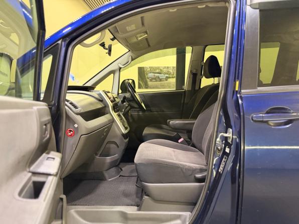 Toyota Voxy II (R70) с пробегом 2009 года, цена 888 000 рублей, 292029 км, минивэн, Автокод Объявления