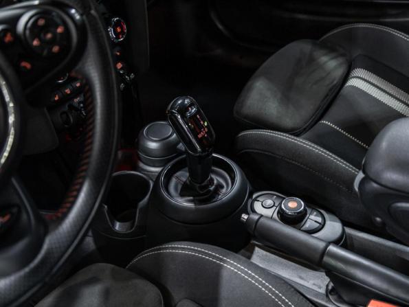 Mini Hatch III (F55/F56) Рестайлинг с пробегом 2019 года, цена 2 780 000 рублей, 54711 км, хэтчбек, Автокод Объявления