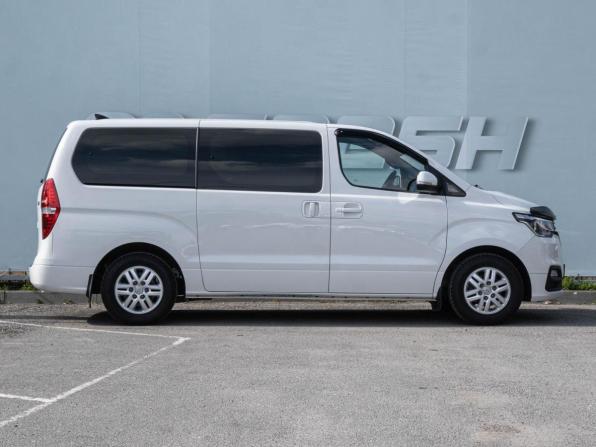 Hyundai H-1 II Рестайлинг с пробегом 2018 года, цена 2 890 000 рублей, 120311 км, минивэн, Автокод Объявления