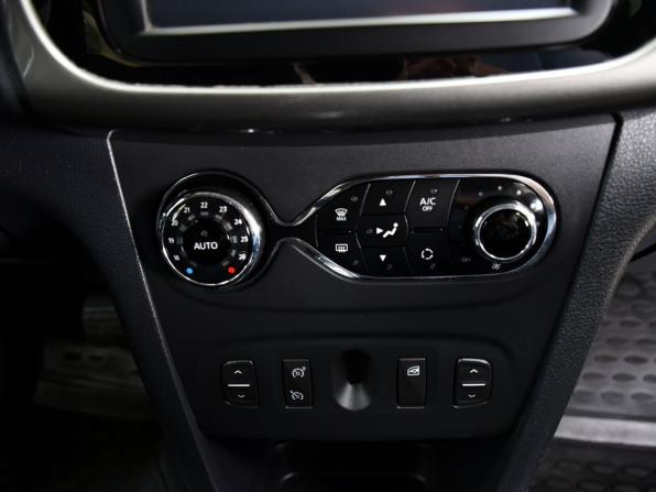 Renault Sandero II с пробегом 2015 года, цена 967 000 рублей, 94623 км, хэтчбек, Автокод Объявления