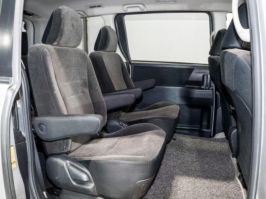 Toyota Voxy II (R70) Рестайлинг Чита  - изображение 6