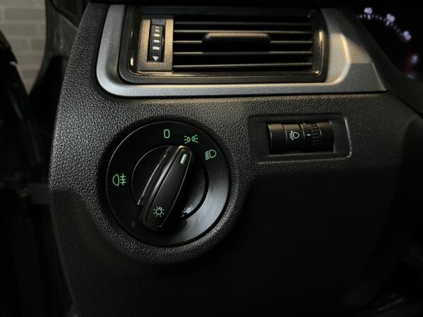 Skoda Rapid I с пробегом 2015 года, цена 915 000 рублей, 100513 км, лифтбек, Автокод Объявления