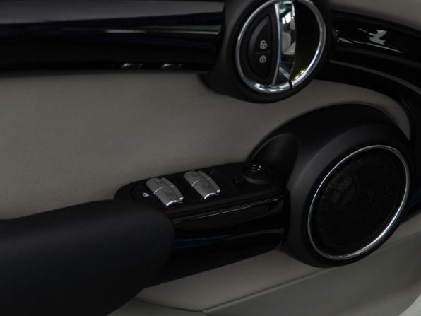 Mini Hatch III (F55/F56) с пробегом 2016 года, цена 2 085 055 рублей, 103867 км, хэтчбек, Автокод Объявления