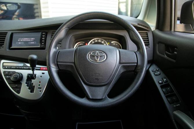 Toyota ISis I Рестайлинг с пробегом 2017 года, цена 1 428 000 рублей, 115000 км, компактвэн, Автокод Объявления