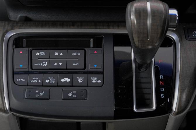 Honda Stepwgn V с пробегом 2015 года, цена 1 639 000 рублей, 180000 км, минивэн, Автокод Объявления