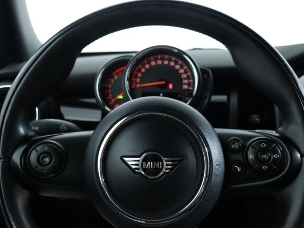 Mini Hatch III (F55/F56) Рестайлинг с пробегом 2019 года, цена 2 100 000 рублей, 50000 км, хэтчбек, Автокод Объявления