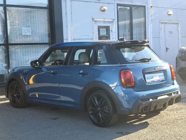 Mini Hatch III (F55/F56) Рестайлинг 2 с пробегом 2021 года, цена 2 700 000 рублей, 36638 км, хэтчбек, Автокод Объявления
