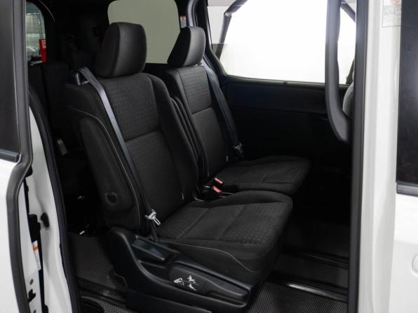 Toyota Noah III (R80) Рестайлинг с пробегом 2018 года, цена 2 550 000 рублей, 64392 км, минивэн, Автокод Объявления