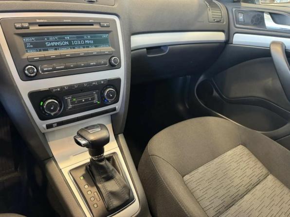 Skoda Octavia II (A5) Рестайлинг с пробегом 2011 года, цена 1 070 000 рублей, 51804 км, лифтбек, Автокод Объявления