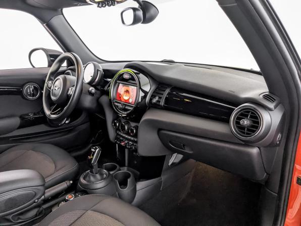 Mini Hatch III (F55/F56) Рестайлинг с пробегом 2020 года, цена 2 330 000 рублей, 73599 км, хэтчбек, Автокод Объявления