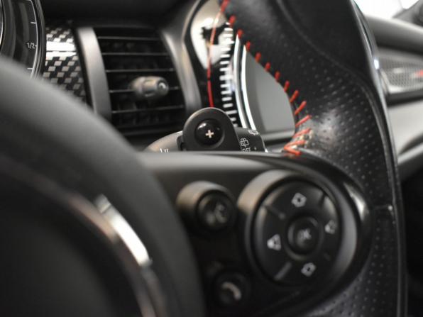 Mini Hatch III (F55/F56) Рестайлинг с пробегом 2018 года, цена 2 798 000 рублей, 70826 км, хэтчбек, Автокод Объявления