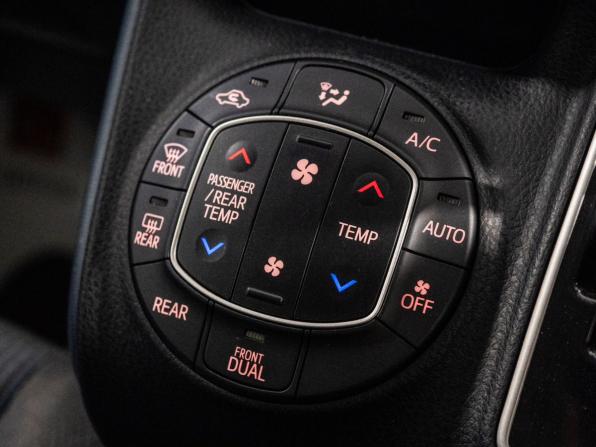 Toyota Noah III (R80) Рестайлинг с пробегом 2017 года, цена 1 950 000 рублей, 174263 км, минивэн, Автокод Объявления