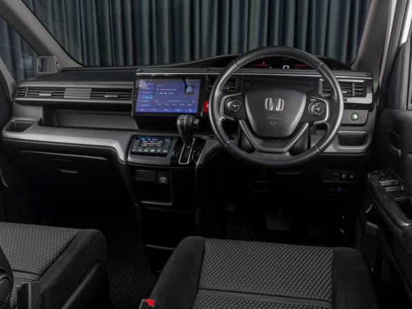 Honda Stepwgn V с пробегом 2015 года, цена 1 989 000 рублей, 163288 км, минивэн, Автокод Объявления