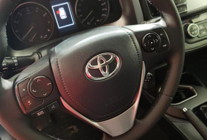 Toyota RAV4 IV (XA40) Рестайлинг с пробегом 2016 года, цена 1 880 000 рублей, 226719 км, внедорожник, Автокод Объявления