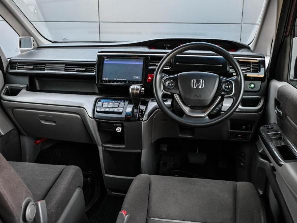 Honda Stepwgn V с пробегом 2017 года, цена 1 899 000 рублей, 92457 км, минивэн, Автокод Объявления