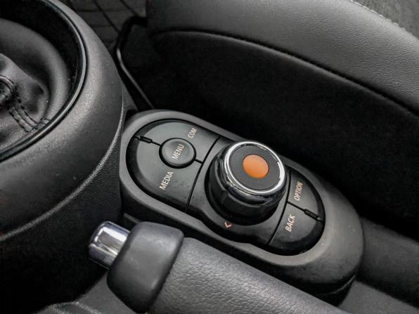Mini Hatch III (F55/F56) Рестайлинг с пробегом 2019 года, цена 2 520 000 рублей, 86114 км, хэтчбек, Автокод Объявления