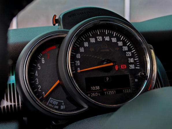 Mini Hatch III (F55/F56) Рестайлинг с пробегом 2019 года, цена 2 650 000 рублей, 112551 км, хэтчбек, Автокод Объявления