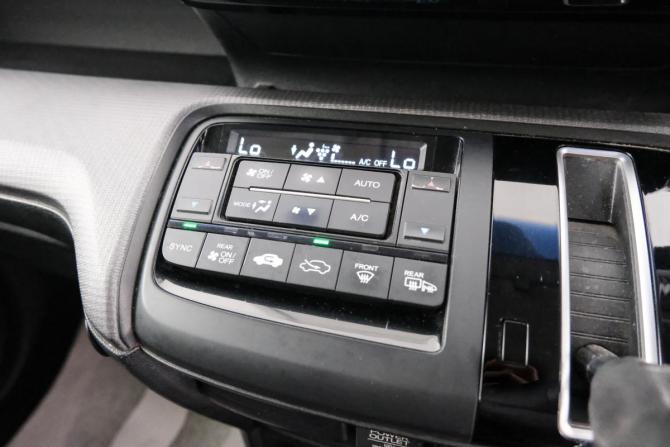 Honda Stepwgn V с пробегом 2015 года, цена 1 559 000 рублей, 211000 км, минивэн, Автокод Объявления