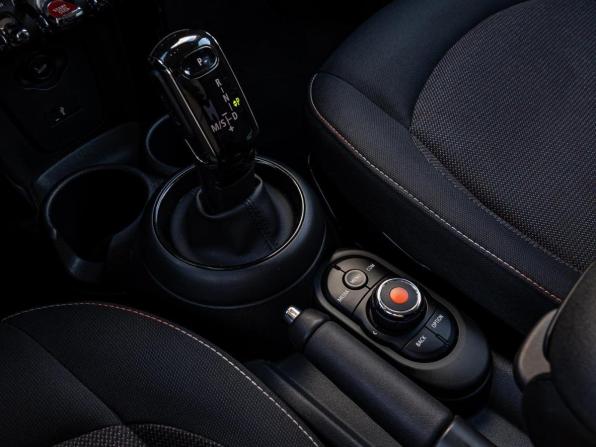 Mini Hatch III (F55/F56) Рестайлинг с пробегом 2019 года, цена 2 130 000 рублей, 79700 км, хэтчбек, Автокод Объявления