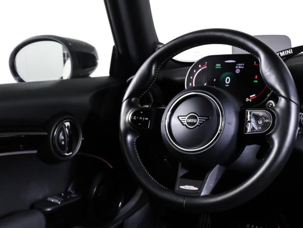 Mini Hatch III (F55/F56) Рестайлинг 2 с пробегом 2021 года, цена 3 778 000 рублей, 26100 км, хэтчбек, Автокод Объявления