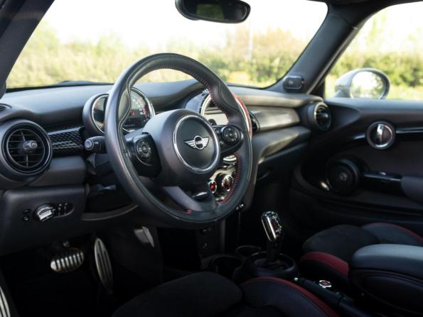 Mini Hatch III (F55/F56) Рестайлинг с пробегом 2018 года, цена 2 679 700 рублей, 110000 км, хэтчбек, Автокод Объявления