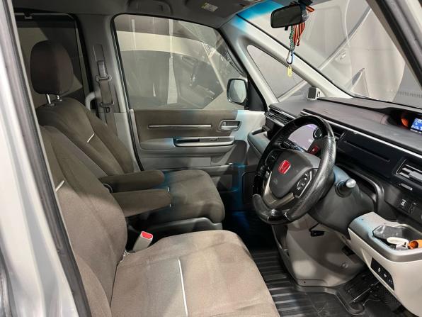 Honda Stepwgn V с пробегом 2015 года, цена 1 630 000 рублей, 251269 км, минивэн, Автокод Объявления