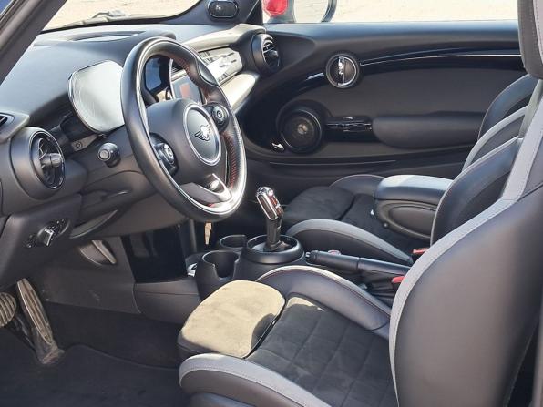 Mini Hatch III (F55/F56) Рестайлинг с пробегом 2021 года, цена 2 920 000 рублей, 69686 км, хэтчбек, Автокод Объявления