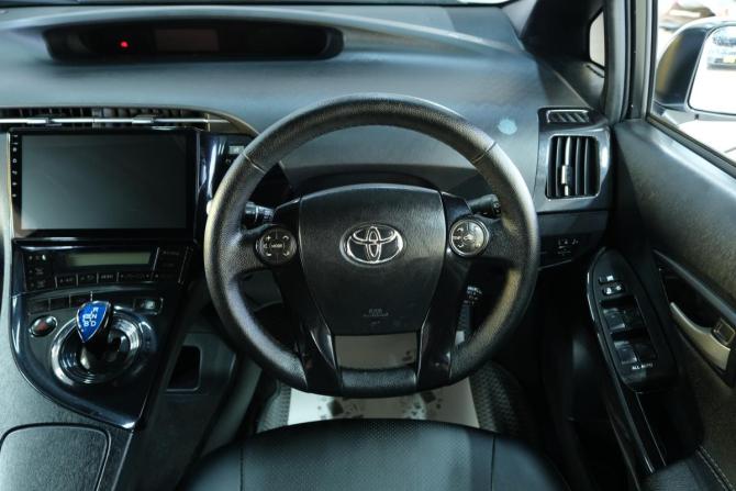 Toyota Prius III Рестайлинг (XW30) с пробегом 2015 года, цена 1 349 000 рублей, 296000 км, лифтбек, Автокод Объявления