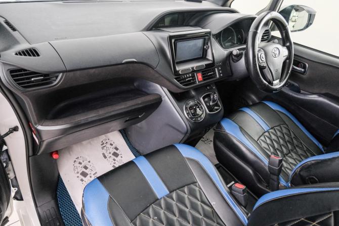 Toyota Voxy III (R80) с пробегом 2015 года, цена 1 649 000 рублей, 244000 км, минивэн, Автокод Объявления