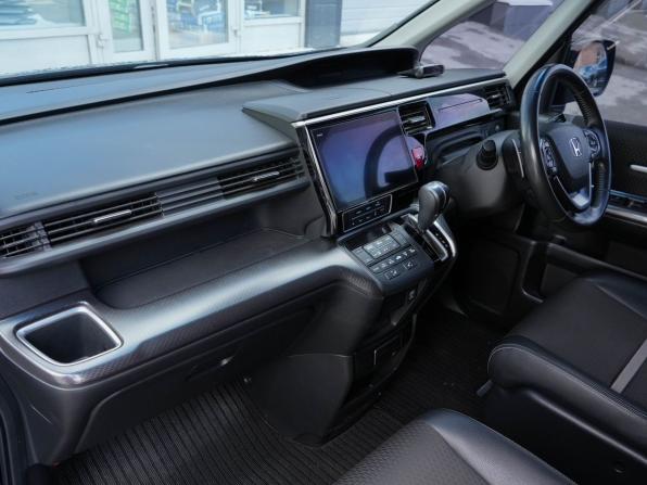 Honda Stepwgn V Рестайлинг с пробегом 2019 года, цена 2 400 000 рублей, 106845 км, минивэн, Автокод Объявления