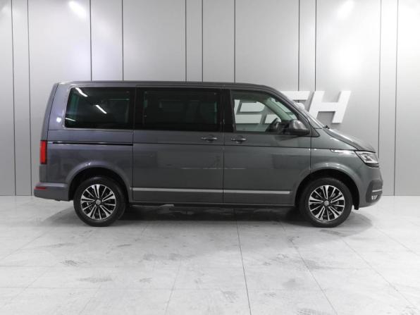 Volkswagen Caravelle T6 Рестайлинг с пробегом 2023 года, цена 7 650 000 рублей, 8474 км, минивэн, Автокод Объявления