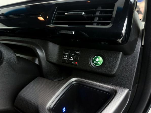 Honda Stepwgn V с пробегом 2016 года, цена 2 000 000 рублей, 135497 км, минивэн, Автокод Объявления