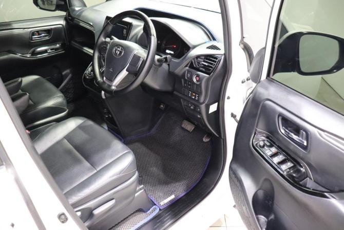 Toyota Esquire I Рестайлинг с пробегом 2018 года, цена 2 300 000 рублей, 63771 км, минивэн, Автокод Объявления